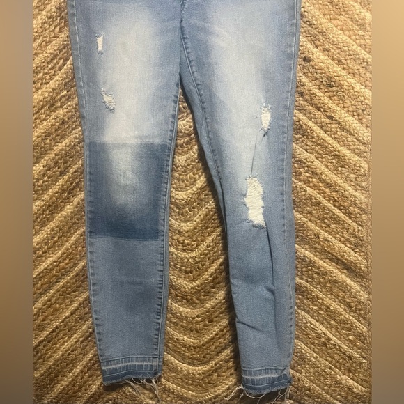 Cred NY Junior's Light Wash Denim Jeans, Distressed Skinny Jeans,Size 7 - Picture 2 of 8